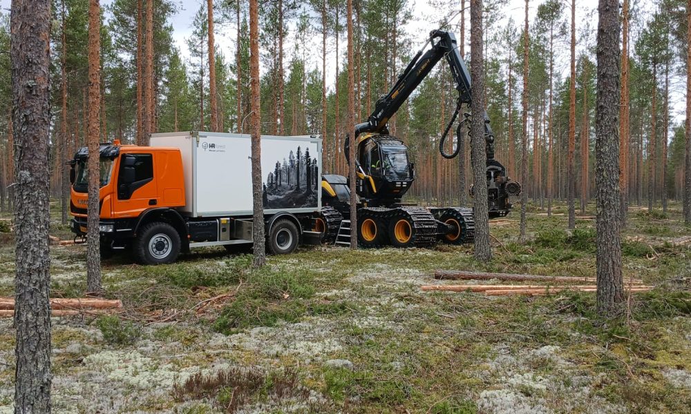 HUOLTOAUTO metsässä